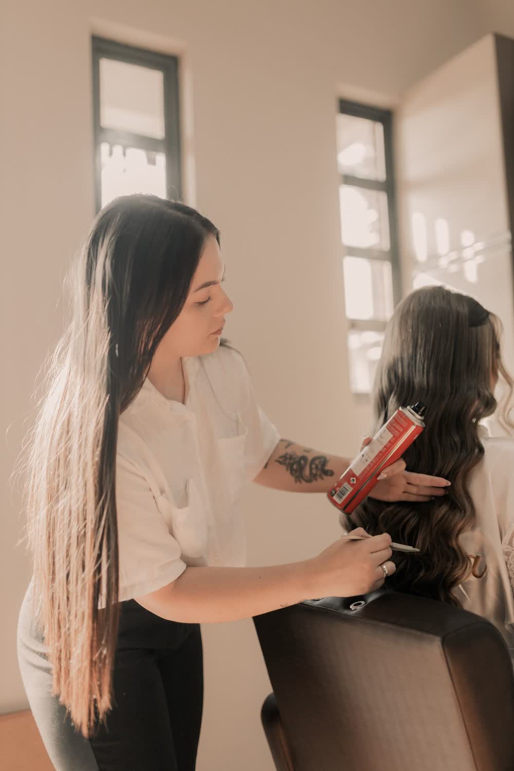 Stylist werkt aan lang haar van een klant