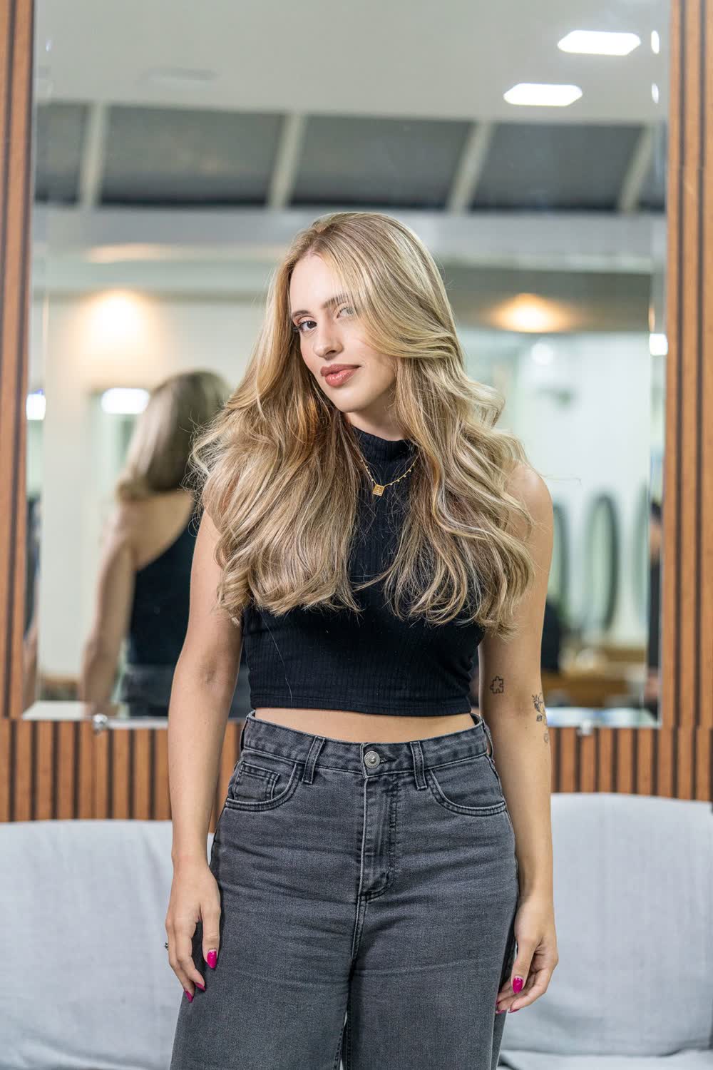 Vrouw met verzorgd lang blond haar in de salon