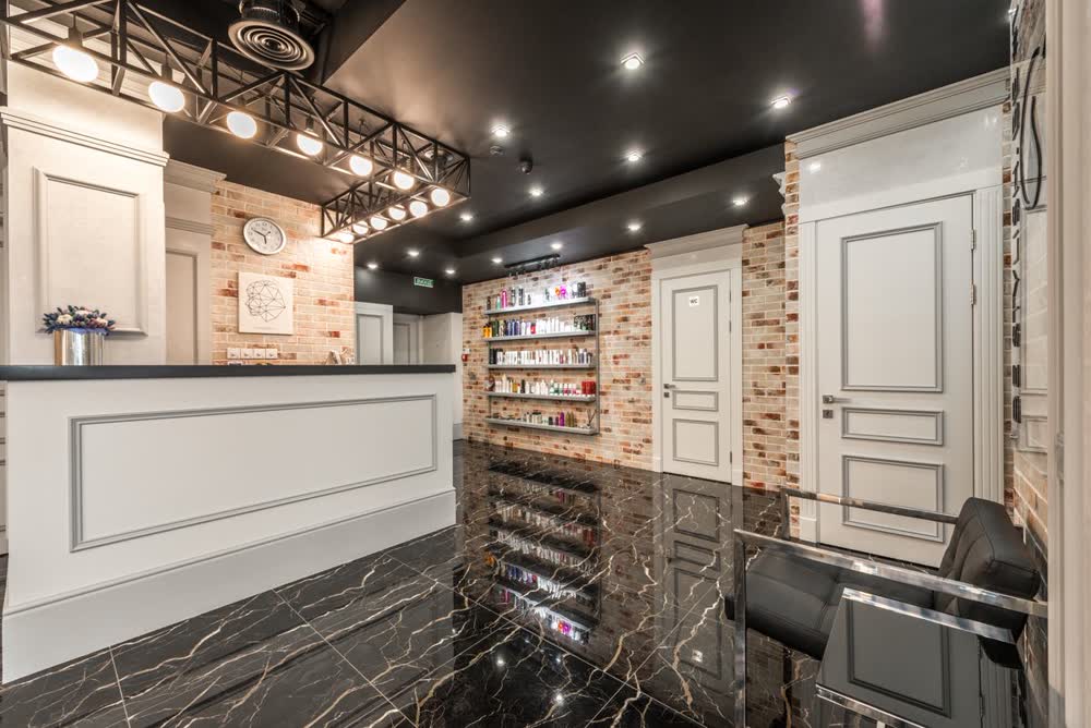 Licht en elegant salon-interieur met spiegels